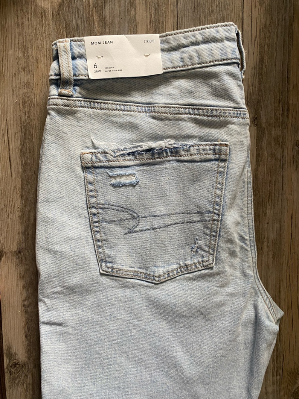 Light Wash American Eagle Mom Jeans - Size 6
